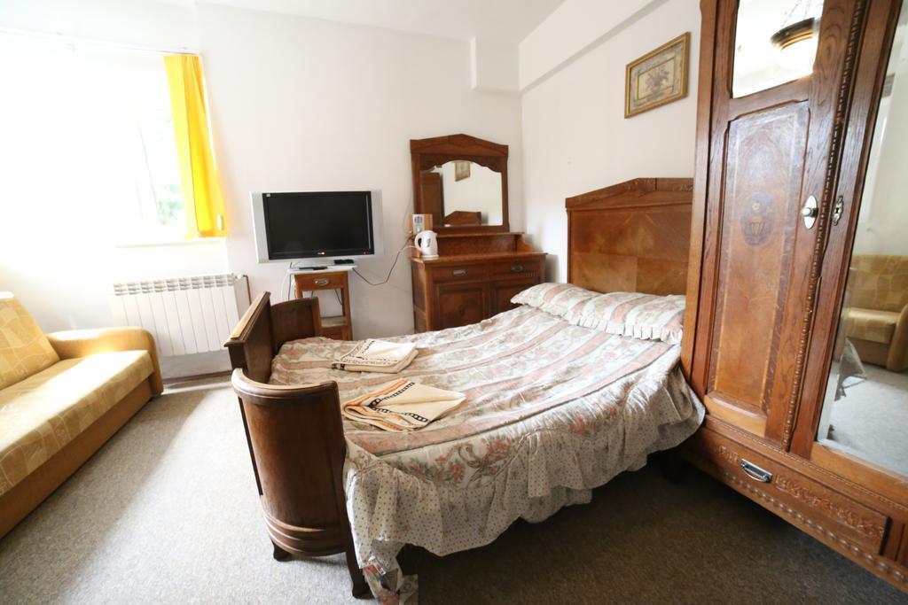 Domy Wczasowe Tryumfy Bed and Breakfast Krynica-Zdrój Rum bild